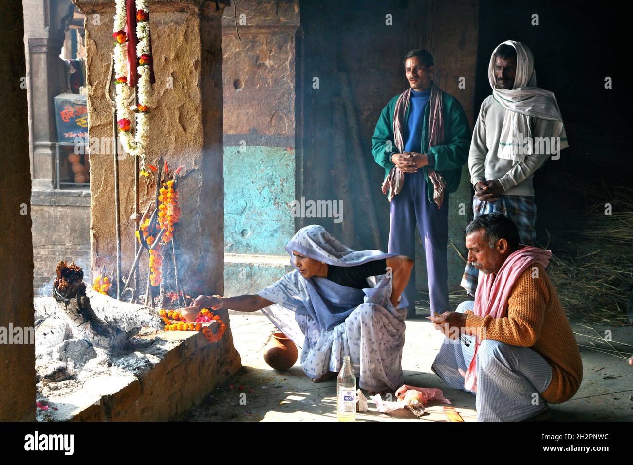 INDIEN. BEGRÄBNISPUJA UM DAS HEILIGE FEUER AUF DER KREMATION GHAT IN VARANASI (BENARES) Stockfoto