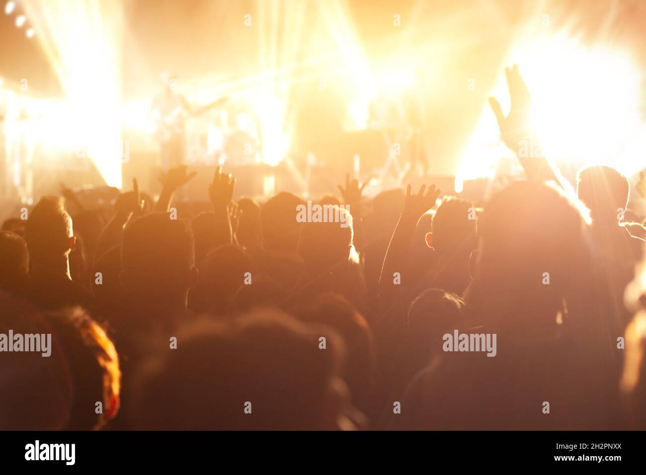 Konzert-Publikum auf Musikfestival, Silhouetten von Menschen mit erhobenen Händen auf Open-Air-Show-Veranstaltung. Stockfoto