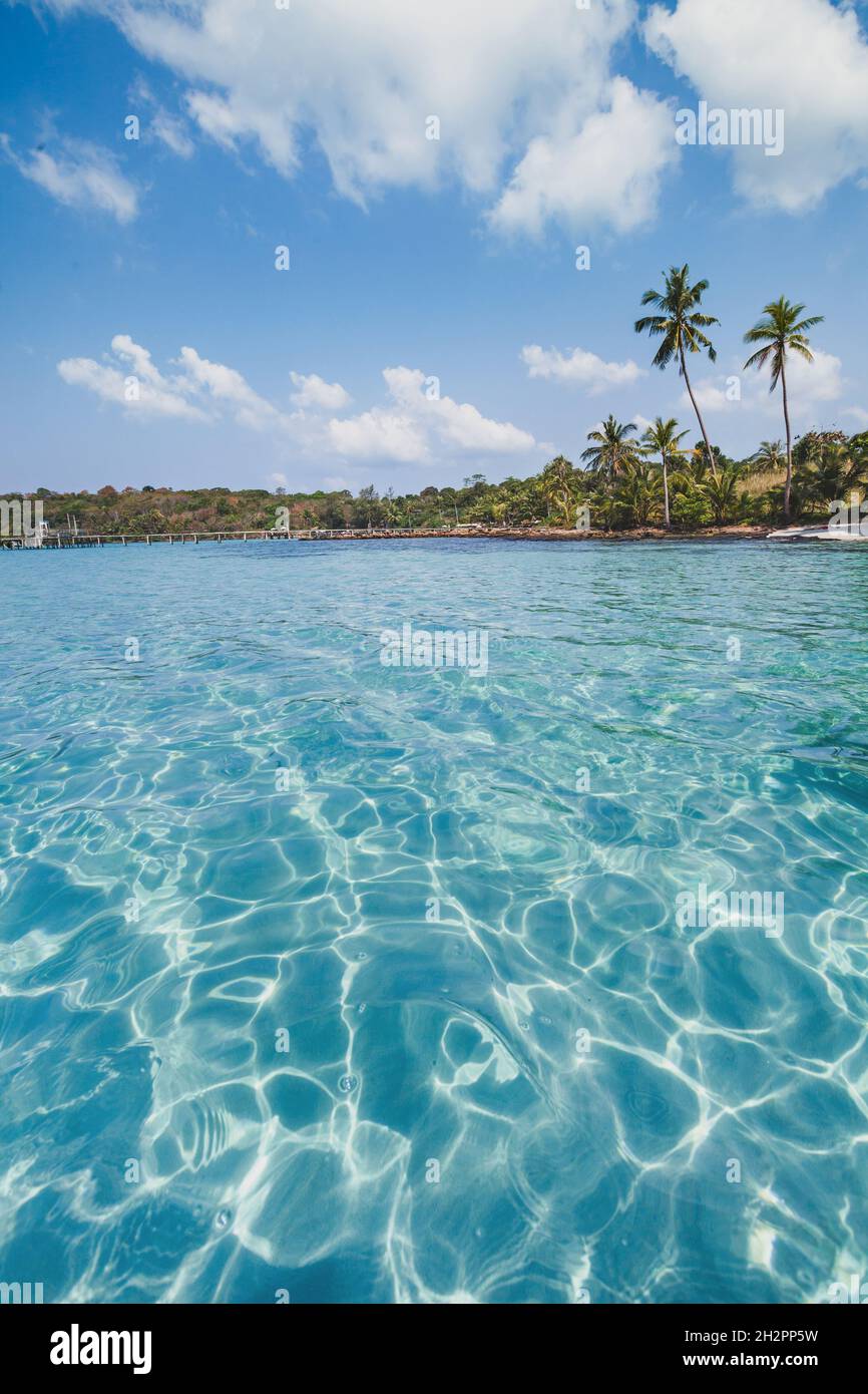 Reiseziel, vertikale Landschaft von tropischen Strand mit türkisfarbenem Wasser, Thailand, Ko Kut Stockfoto Reiseziel, vertikale Landschaft von tropischen Strand mit türkisfarbenem Wasser, Thailand, Ko Kut Stockfoto