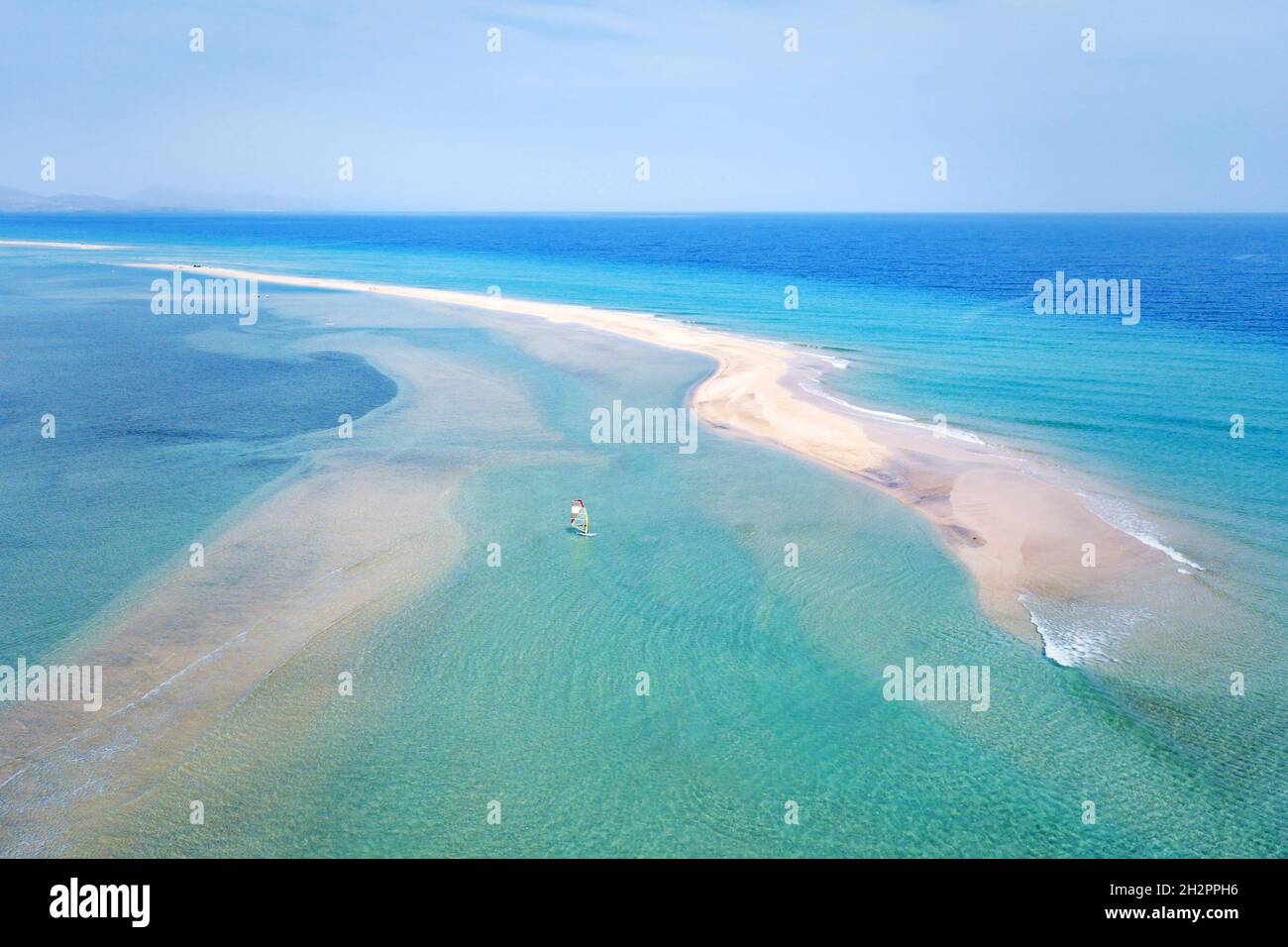 Windsurfer am schönen Strand auf den Kanarischen Inseln, Windsurfing-Aktivität, Luftaufnahme der Sotavento-Küste auf Fuerteventura Stockfoto Windsurfer am schönen Strand auf den Kanarischen Inseln, Windsurfing-Aktivität, Luftaufnahme der Sotavento-Küste auf Fuerteventura Stockfoto