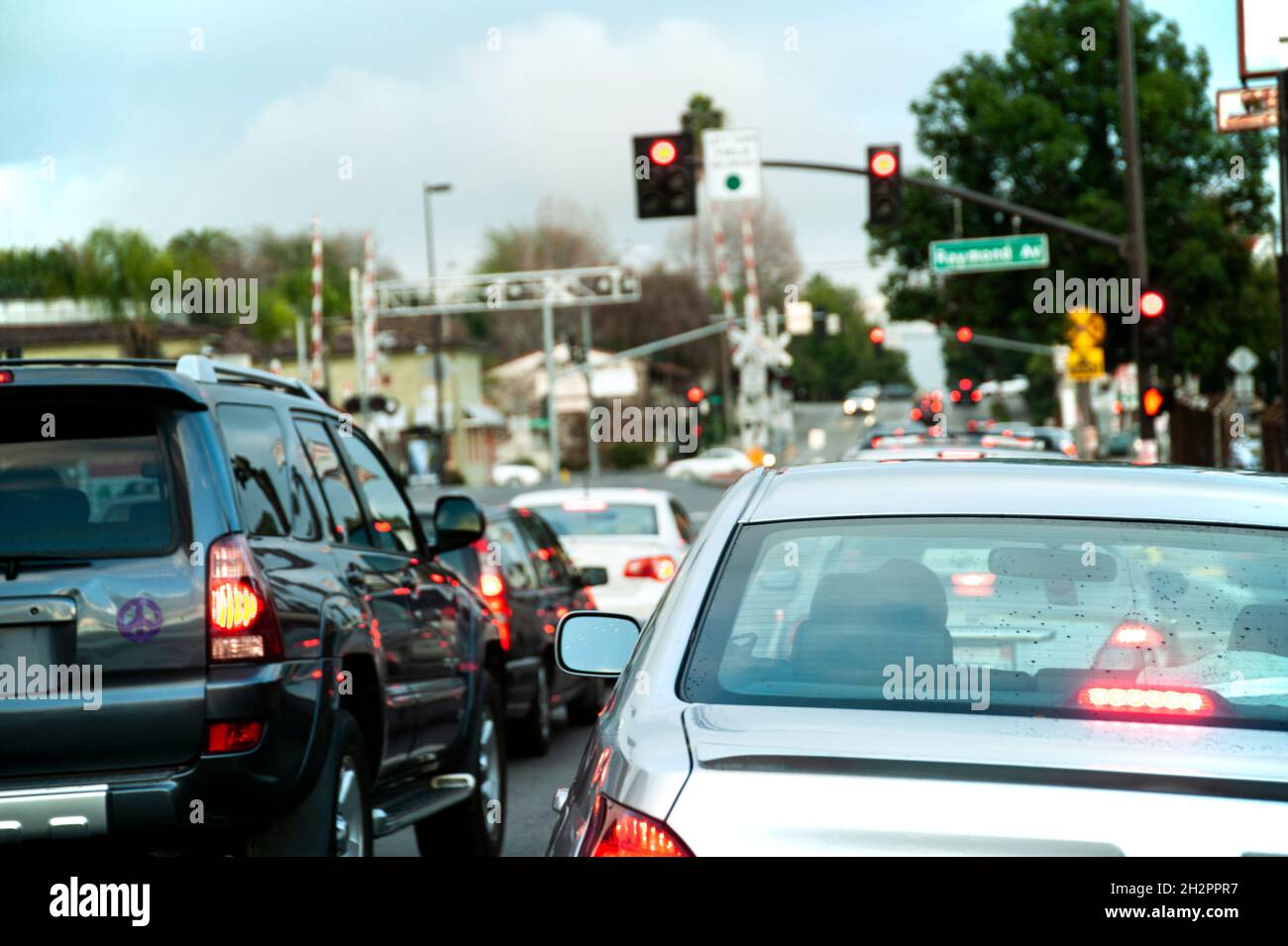 Nachmittags Pendlerverkehr an einer kontrollierten Kreuzung Stockfoto