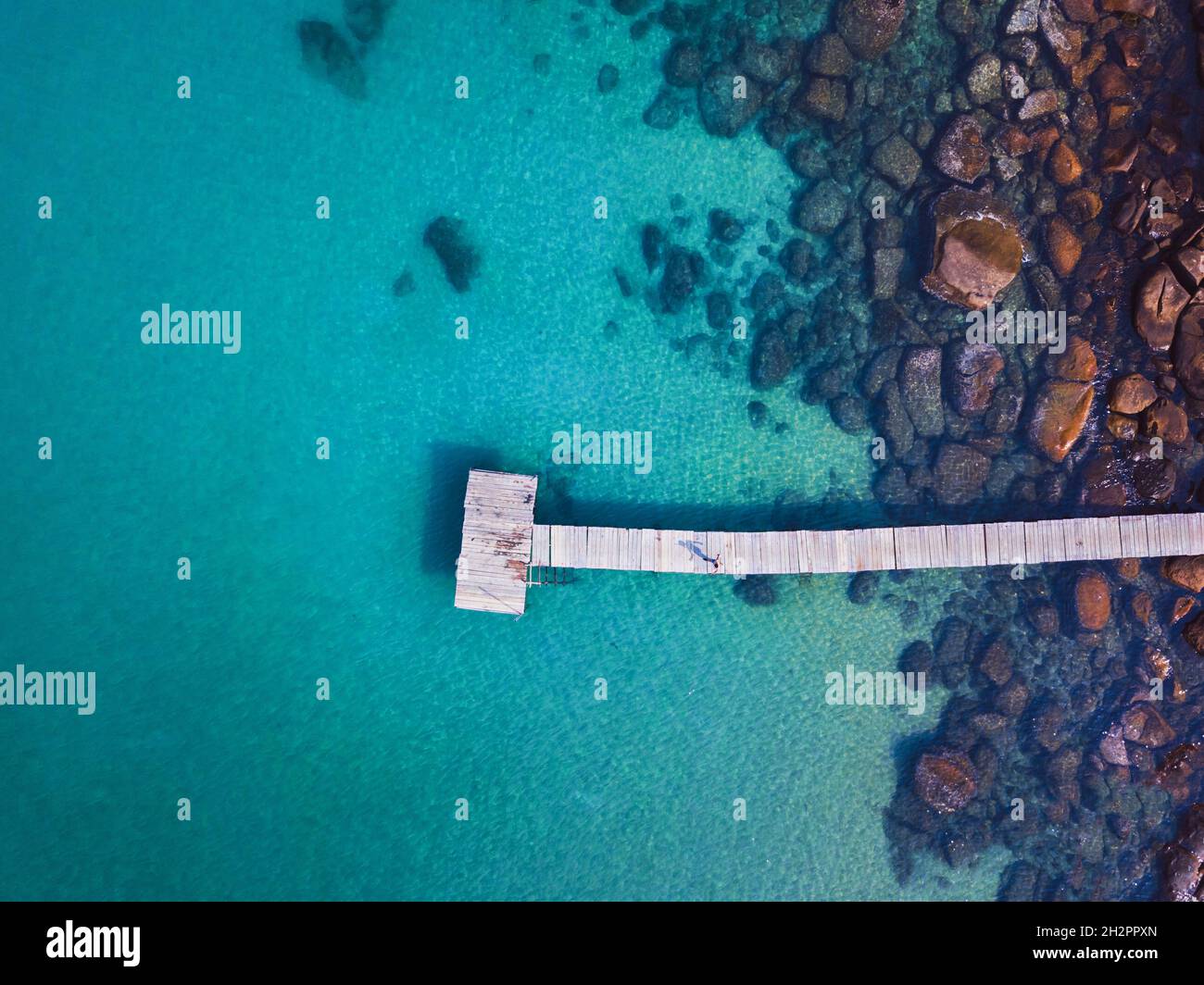 Koh Kood Insel in Thailand, Luftaufnahme von oben auf dem hölzernen Pier im Meer Stockfoto Koh Kood Insel in Thailand, Luftaufnahme von oben auf dem hölzernen Pier im Meer Stockfoto