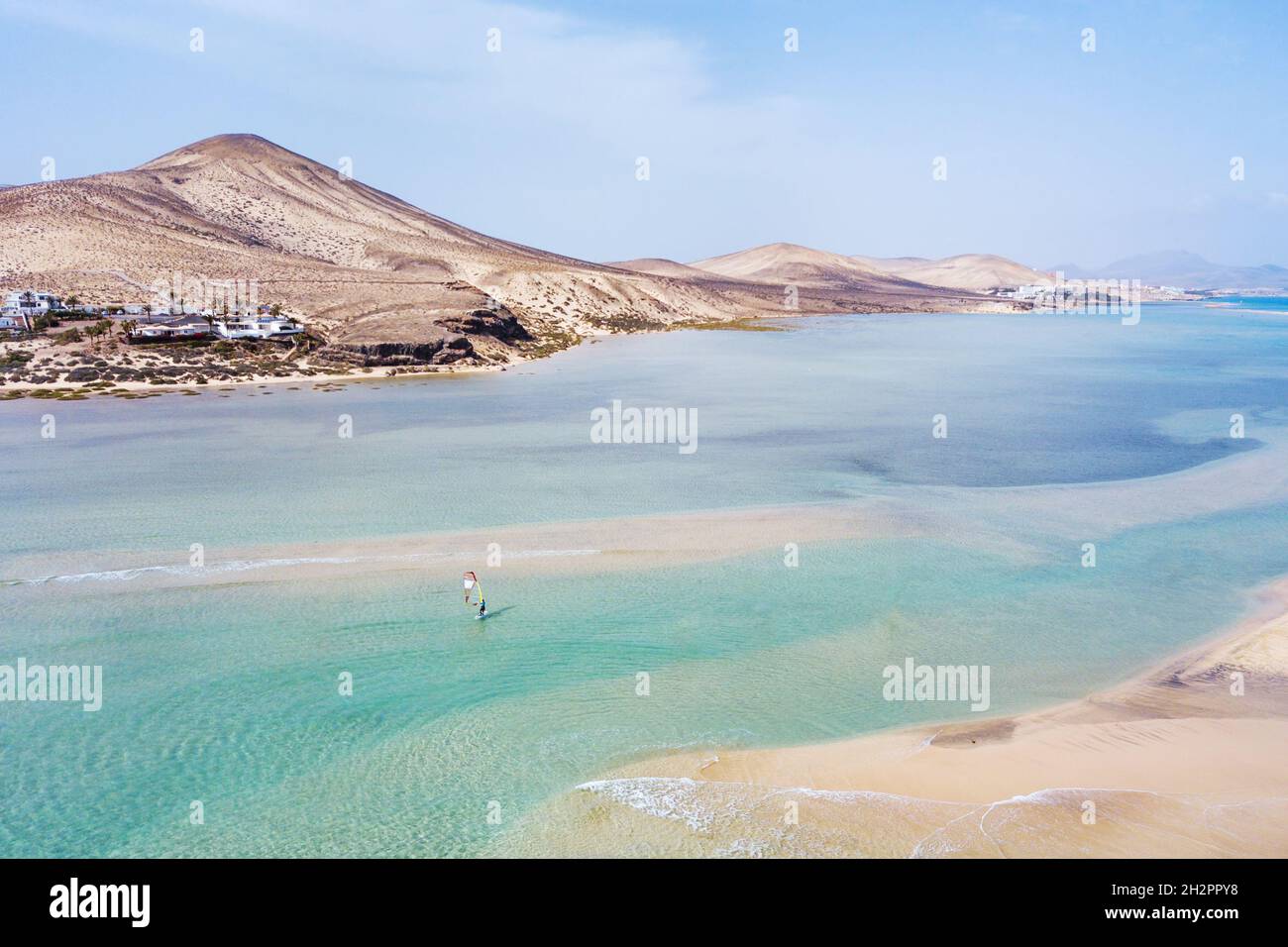 Windsurfen auf den Kanarischen Inseln, Windsurfen am schönen Strand auf Fuerteventura Stockfoto Windsurfen auf den Kanarischen Inseln, Windsurfen am schönen Strand auf Fuerteventura Stockfoto