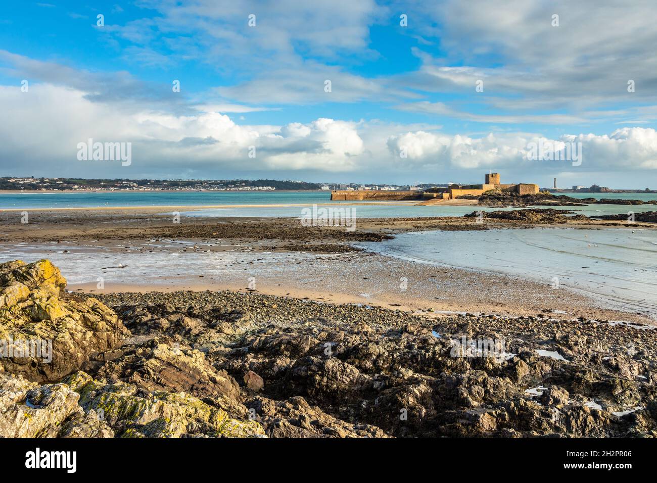 Saint Aubin Fort in einem Ebbe Gewässer, La Manche Kanal, Vogtei von Jersey, Kanalinseln Stockfoto