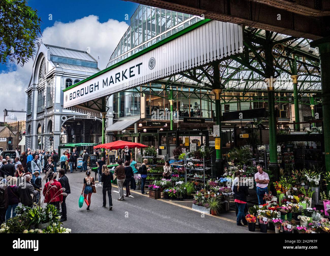 Borough Market mit Außenständen, ein berühmter, beliebter internationaler Markt für Lebensmittelgeschäfte London Bridge Southwark London UK Stockfoto