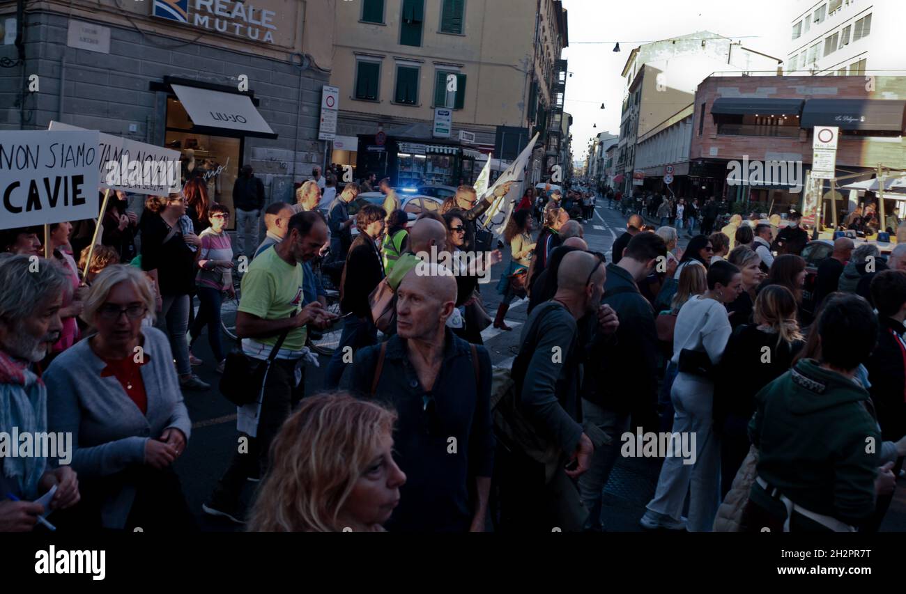 Italienische friedliche Demonstration gegen Green Pass in Livorno Oktober 2021 Stockfoto