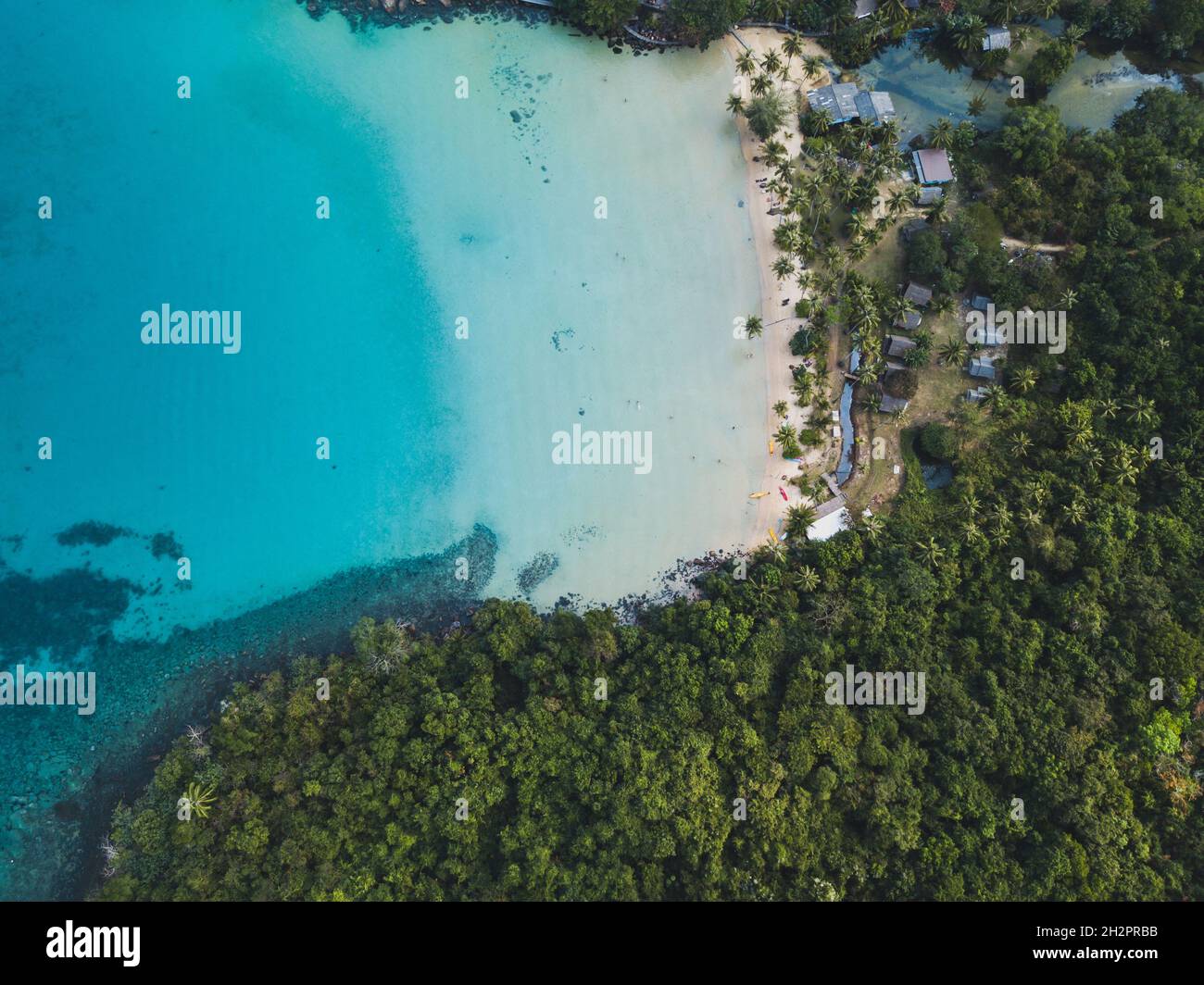 Koh Kood Island, Thailand, paradiesische Strandbucht von oben, tropische Luftlandschaft per Drohne Stockfoto Koh Kood Island, Thailand, paradiesische Strandbucht von oben, tropische Luftlandschaft per Drohne Stockfoto