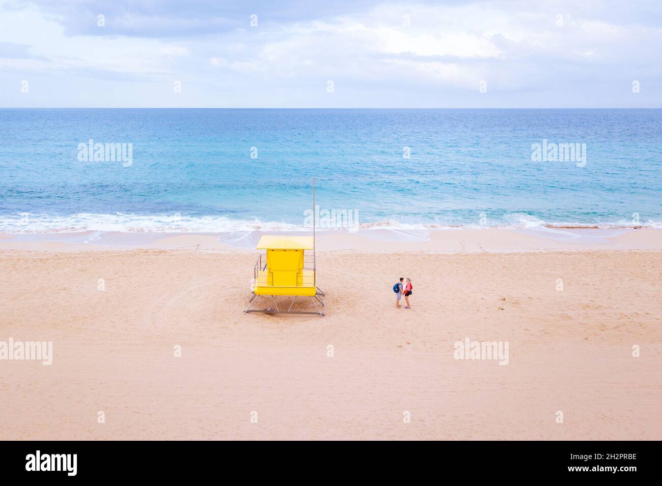 Kleines Paar in minimalistischer Strandlandschaft in der Nähe von gelber Hütte und blauem Meer, Sommerurlaub Reise zu den Kanarischen Inseln Stockfoto Kleines Paar in minimalistischer Strandlandschaft in der Nähe von gelber Hütte und blauem Meer, Sommerurlaub Reise zu den Kanarischen Inseln Stockfoto