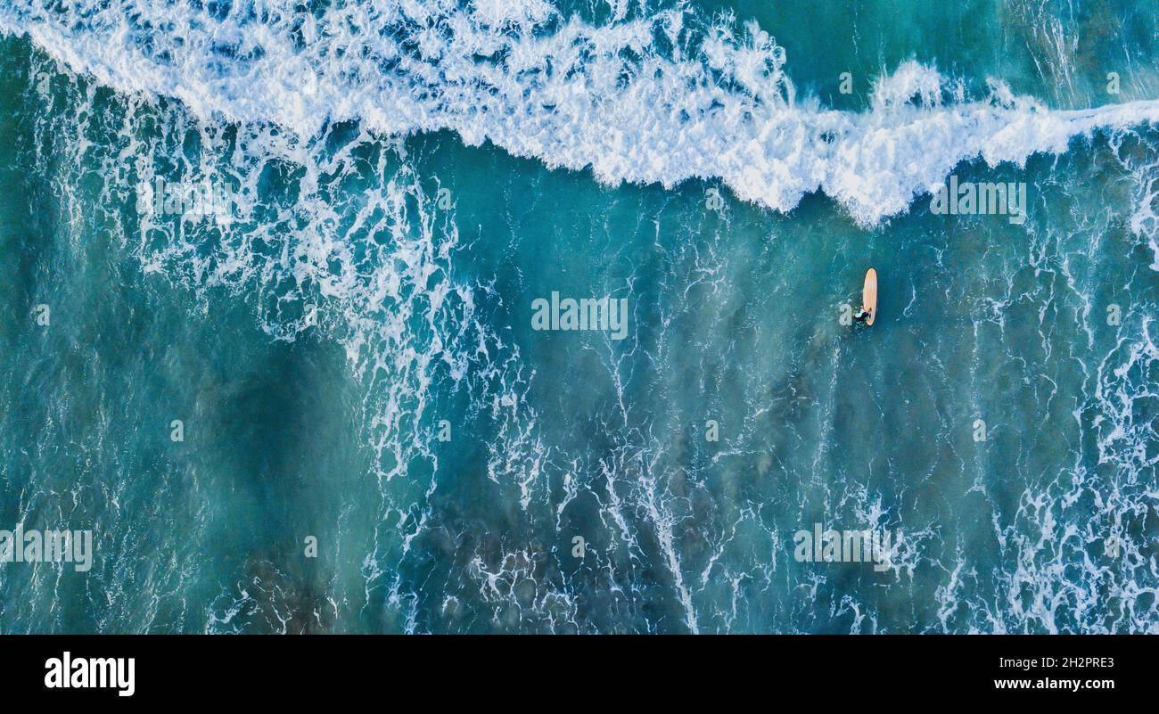 Surfer im Ozean von oben nach unten aus der Luft in blauen Wellen, Banner Hintergrund Stockfoto Surfer im Ozean von oben nach unten aus der Luft in blauen Wellen, Banner Hintergrund Stockfoto