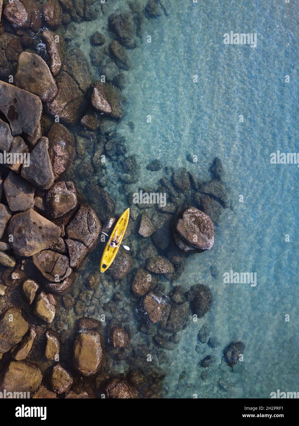 Abenteuerreise, Kajakfahren am tropischen Strand, Mann paddeln auf Kajak Luftaufnahme von oben Stockfoto Abenteuerreise, Kajakfahren am tropischen Strand, Mann paddeln auf Kajak Luftaufnahme von oben Stockfoto