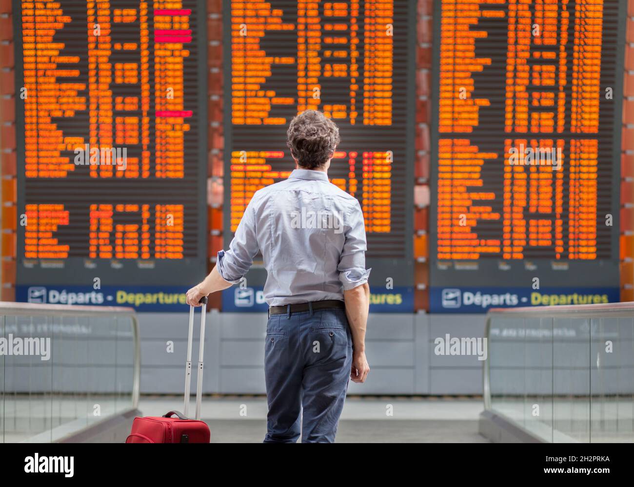 Reisen mit internationalem Flug, Person Passagier wartet am Abflugterminal des Flughafens Stockfoto Reisen mit internationalem Flug, Person Passagier wartet am Abflugterminal des Flughafens Stockfoto