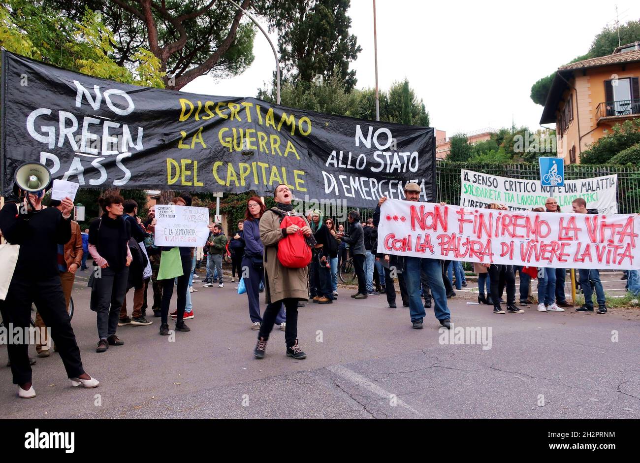 Rom, Italien. Oktober 2021. Aktivisten des „No Green Pass“ führen am 23. Oktober 2021 eine Demonstration in Rom, Italien, durch. Ab Oktober 15 ist in Italien der Green Pass, das Impfstoffzertifikat Covid 19, für alle Beschäftigten obligatorisch. Demonstranten fordern die Regierung auf, die Menschen frei impfen zu lassen oder nicht und den Green Pass abzuschaffen.(Foto: Elisa Gestri/Sipa USA) Quelle: SIPA USA/Alamy Live News Stockfoto