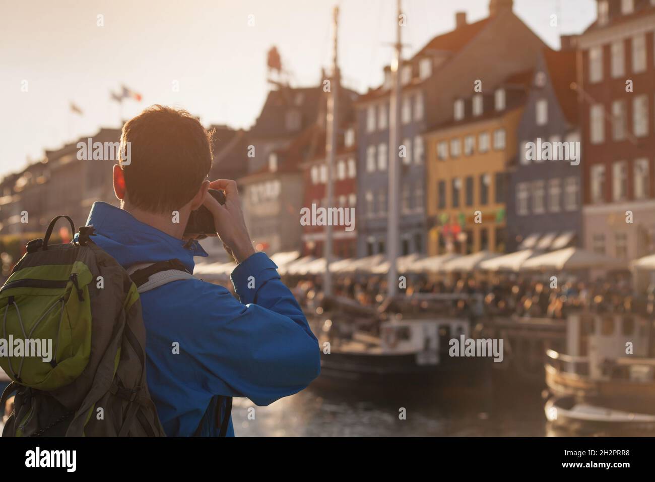 Tourist in Kopenhagen, besuchen Sie Dänemark, Mann macht Foto von Nyhavn berühmten Straße Stockfoto