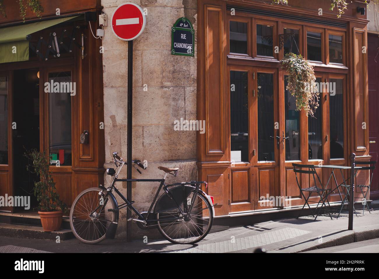 Paris Straße und Fahrrad, traditionelles Restaurant vor dem Fenster Stockfoto