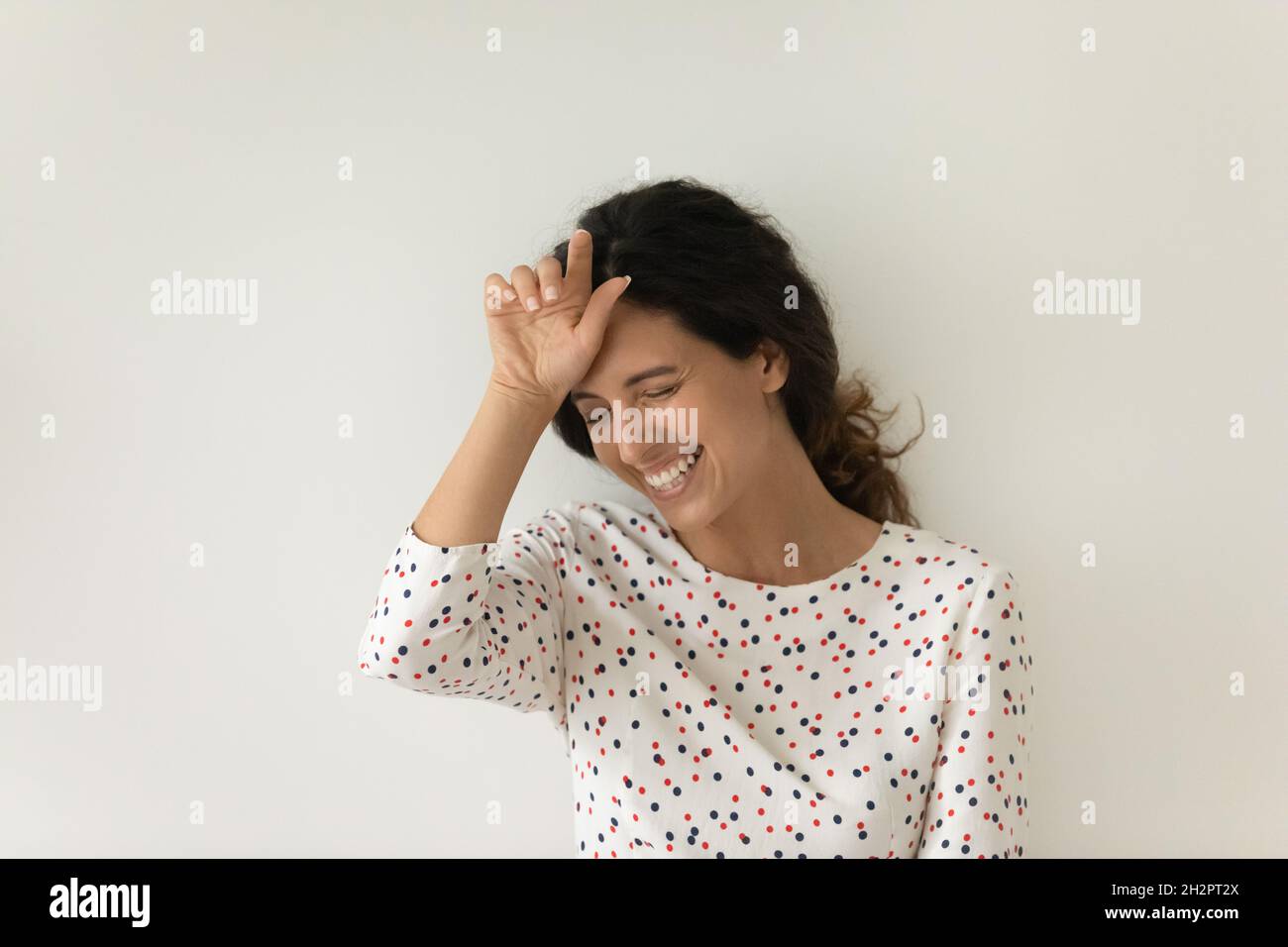 Glücklich überglücklich schöne Latin 30s Frau lachend laut Stockfoto