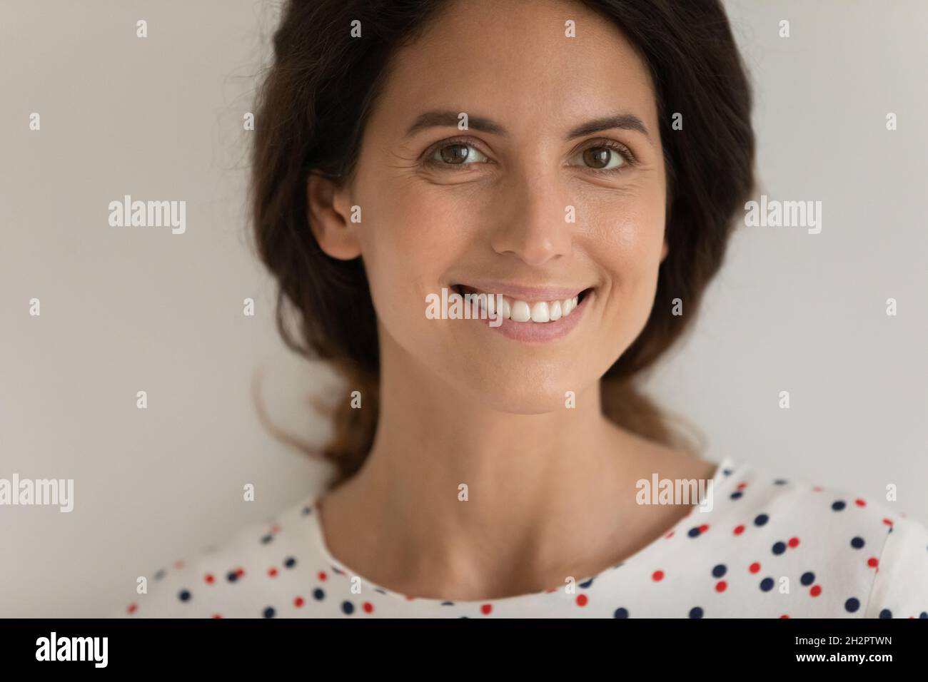 Porträt der glücklichen schönen lateinischen 30s Frau mit feiner Haut Stockfoto