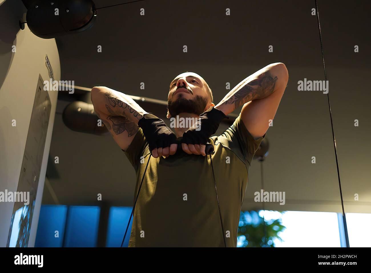 Davide Malfitano ein fitter Mann aus dem Kaukasus arbeitet in einem Fitnessstudio. Stockfoto