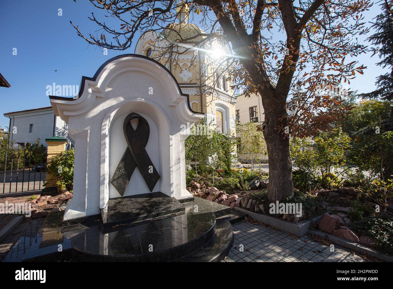 Kiew, Ukraine - 6. Oktober 2021: Gedenkzeichen „Symbol der Solidarität mit AIDS-Patienten“ in Kiew Stockfoto