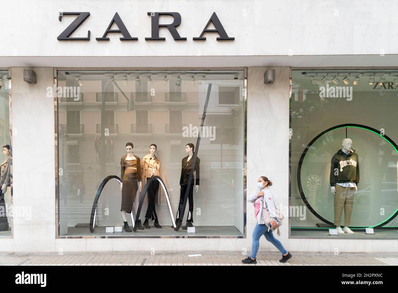 Eine Frau kommt vor dem Bekleidungsgeschäft Zara in Valencia vorbei. Stockfoto