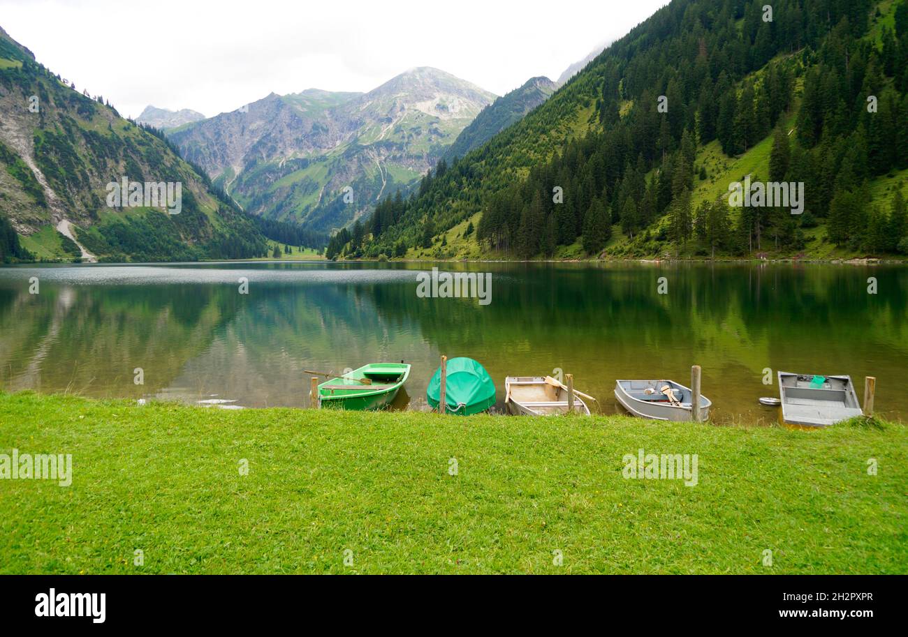 Malerischer Vilsalpsee mit Booten in den österreichischen Alpen (Tannheimer Tal, Österreich) Stockfoto