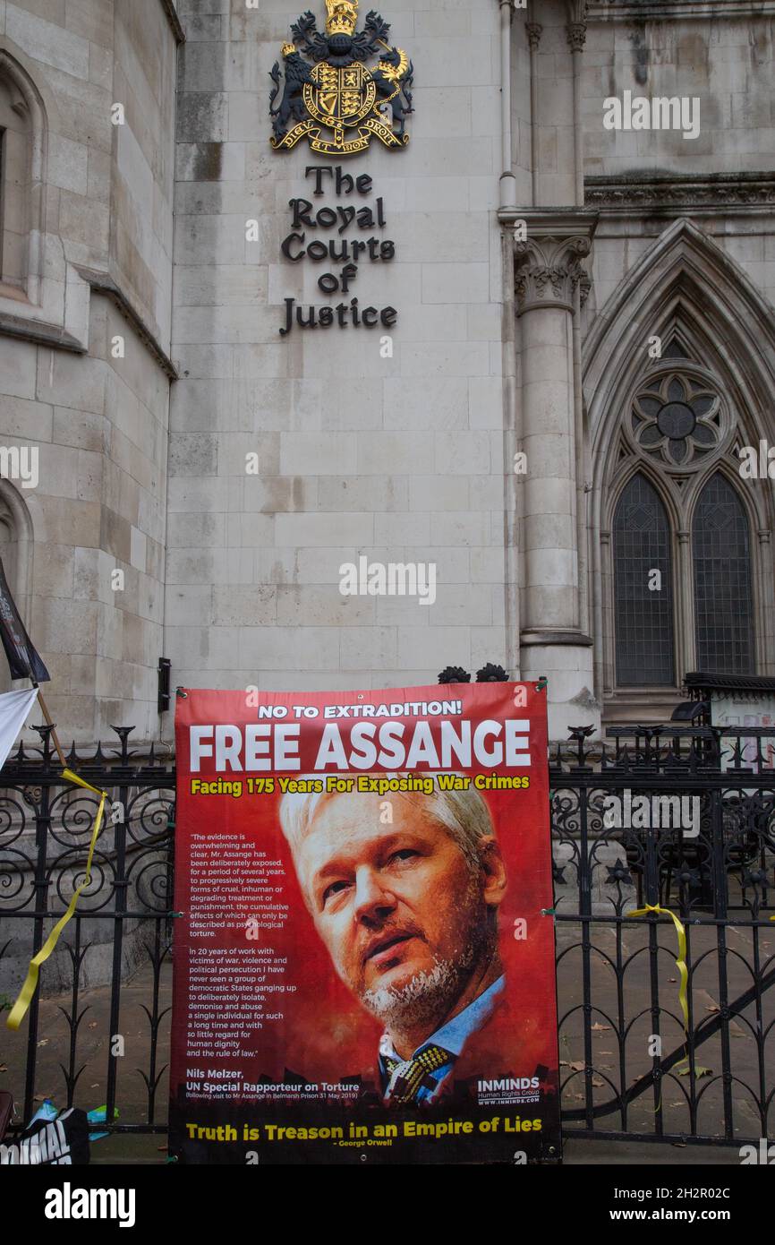 London, Großbritannien. Oktober 2021. Ein Pro-Julian Assange-Banner wurde während eines Protestes gegen Assange gesehen, das nicht ausliefert.die USA sollen am 28. Oktober 2021 beim Royal Courts of Justice gegen den Auslieferungsblock von Julian Assange Berufung einlegen. (Foto: Thabo Jaiyesimi/SOPA Images/Sipa USA) Quelle: SIPA USA/Alamy Live News Stockfoto