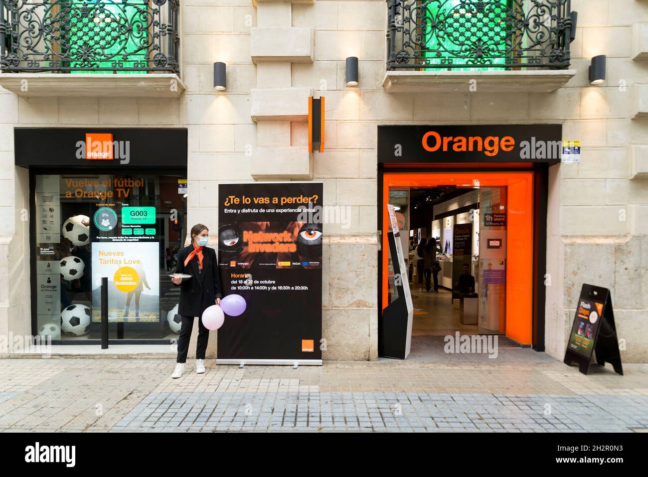 Valencia, Spanien. Oktober 2021. Ein Arbeiter, der vor dem Mobile Shop von Orange in Valencia steht. (Foto: Xisco Navarro/SOPA Images/Sipa USA) Quelle: SIPA USA/Alamy Live News Stockfoto