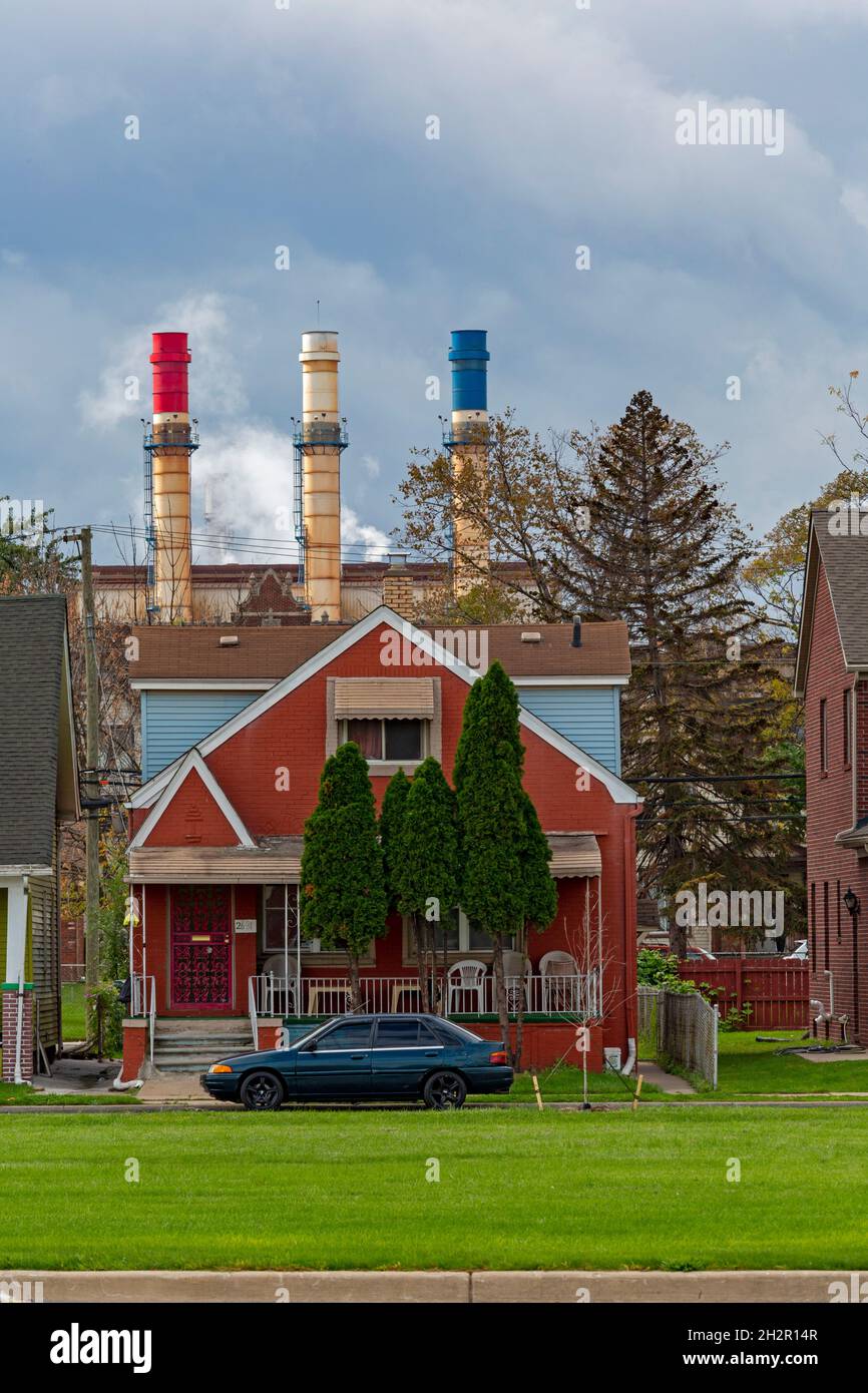 Dearborn, Michigan - die roten, weißen und blauen Rauchschornsteine der Dearborn Industrial Generation Anlage ragen über den nahe gelegenen Häusern. Diese Gegend von Southwe Stockfoto
