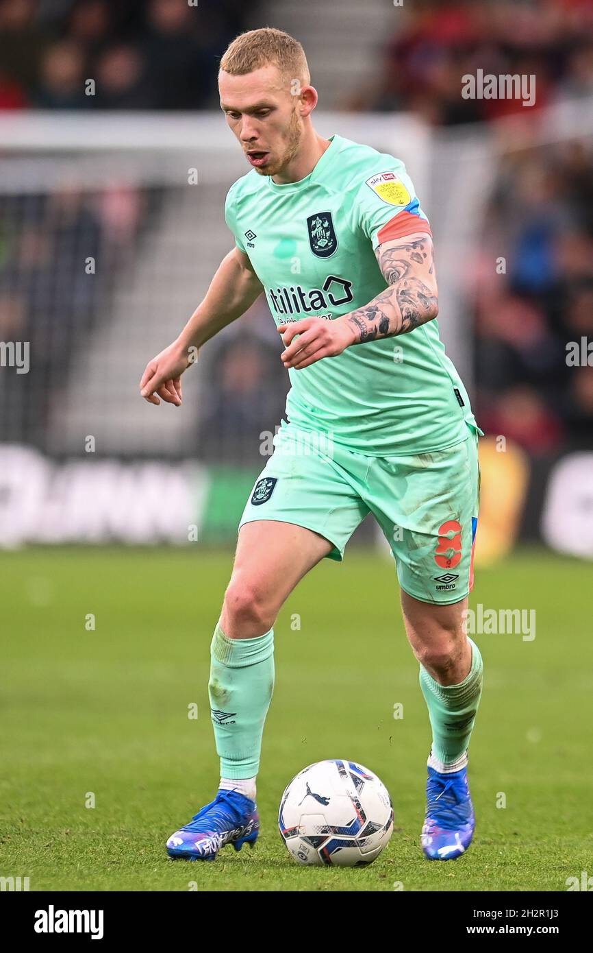 Lewis O'Brien #8 von Huddersfield Town macht eine Pause mit dem Ball in , am 10/23/2021. (Foto von Craig Thomas/News Images/Sipa USA) Stockfoto