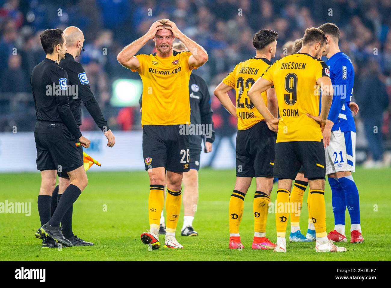 Gelsenkirchen, Deutschland. Oktober 2021. Fußball: 2. Bundesliga, FC Schalke 04 - Dynamo Dresden, Matchday 11, Veltins Arena: Dresdens Sebastian Mai ist nach dem Schlusspfiff genervt. Kredit: David Inderlied/dpa - WICHTIGER HINWEIS: Gemäß den Bestimmungen der DFL Deutsche Fußball Liga und/oder des DFB Deutscher Fußball-Bund ist es untersagt, im Stadion und/oder vom Spiel aufgenommene Fotos in Form von Sequenzbildern und/oder videoähnlichen Fotoserien zu verwenden oder zu verwenden./dpa/Alamy Live News Stockfoto