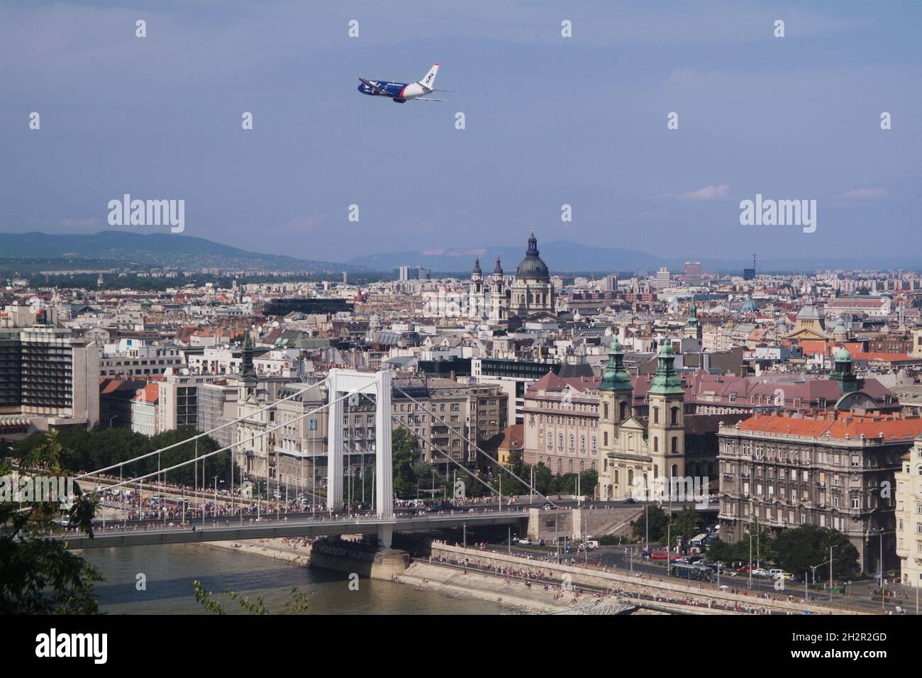 Ungarn, Budapest, Blick vom Gellert-Berg auf die Donau mit Elisabeth-Brücke, Pfarrkiche, Belvárosi Föplébánia templon, am V. Március 15 tér 2 (rechts) Stockfoto