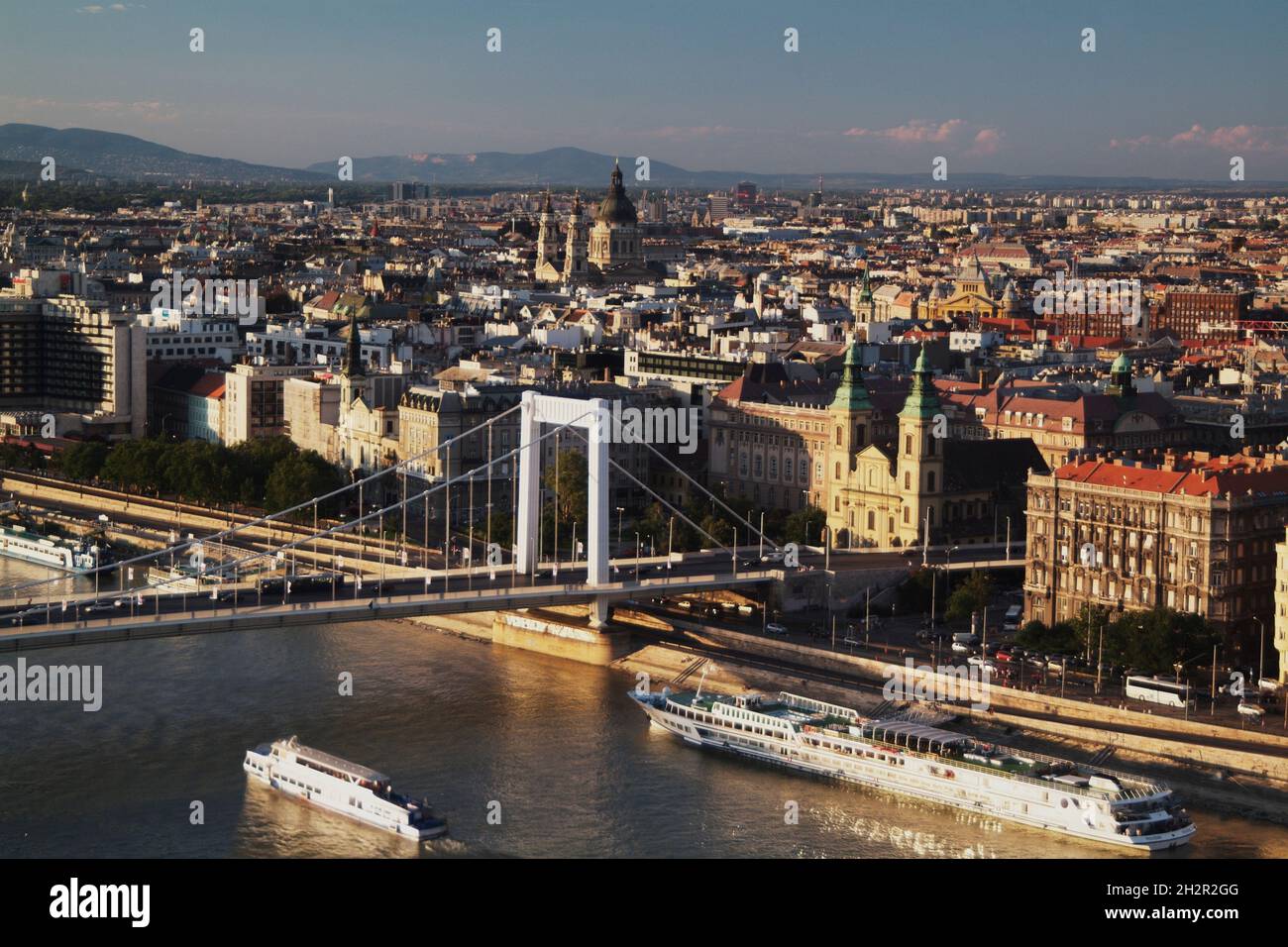 Ungarn, Budapest, Blick vom Gellert-Berg auf die Donau mit Elisabeth-Brücke, Pfarrkiche, Belvárosi Föplébánia templon, am V. Március 15 tér 2 (rechts) Stockfoto