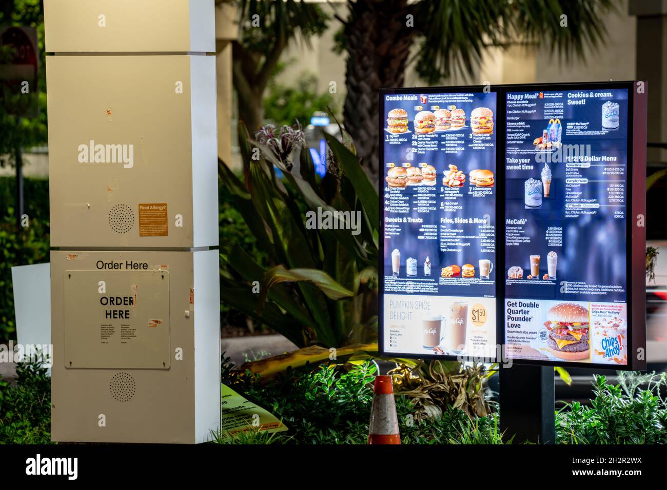 Sunny Isles Beach, FL, USA - 21. Oktober 2021: Foto eines digitalen Menüs bei einem McDonalds Drive Through Stockfoto