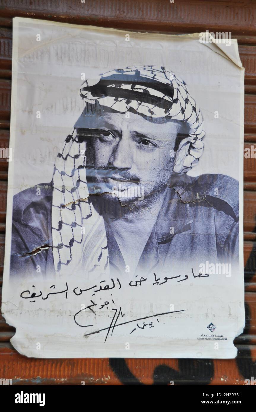 Plakate und Schriften von Anführer Yasser Arafat, die auf den Straßen Palästinas, Palästina, hängen Beytullahim, Juni 19 2012 Stockfoto