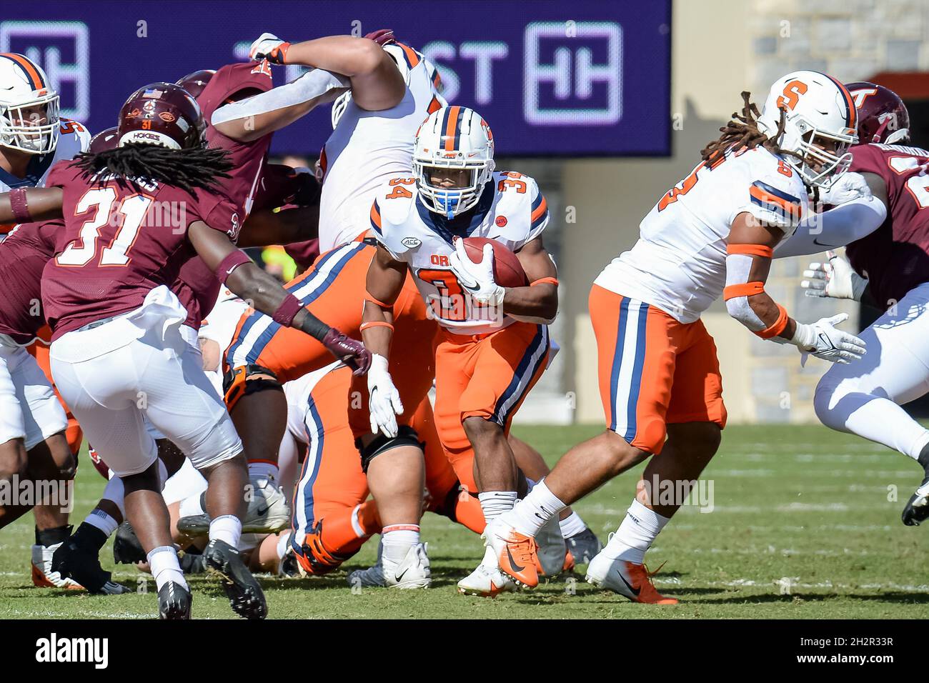 Blacksburg, Virginia, USA. Oktober 2021. Syracuse Orange läuft zurück Sean Tucker (34) durchbricht die Linie während eines NCAA-Fußballspiels zwischen den Syracuse Orange und den Virginia Tech Hokies im Lane Stadium in Blacksburg, Virginia. Brian Bishop/CSM/Alamy Live News Stockfoto