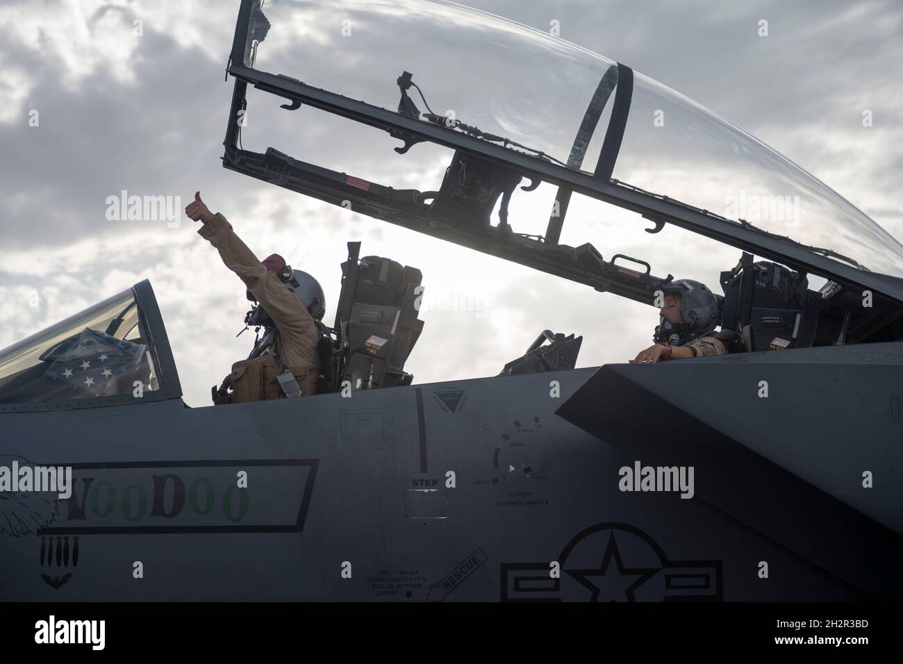 Die US Air Force Maj. Kelly Patterson, links, 494th Expeditionary Fighter Squadron F-15E Pilot, gibt einen Daumen nach oben vom Vordersitz mit Kapitän Gianna-Rose Acosta, 494th EFS Weapons Systems Officer, auf dem Rücksitz vor dem Start am 16. Oktober 2021, an einem nicht bekannt gegebenen Ort in Südwestasien. Seit dem 30. September 2021 hat die US Air Force 916 weibliche Piloten im aktiven Dienst, 391 weibliche Navigatoren im aktiven Dienst und 262 weibliche Luftkampfmanager im aktiven Dienst. (USA Luftwaffe Foto von Senior Airman Cameron Otte) Stockfoto