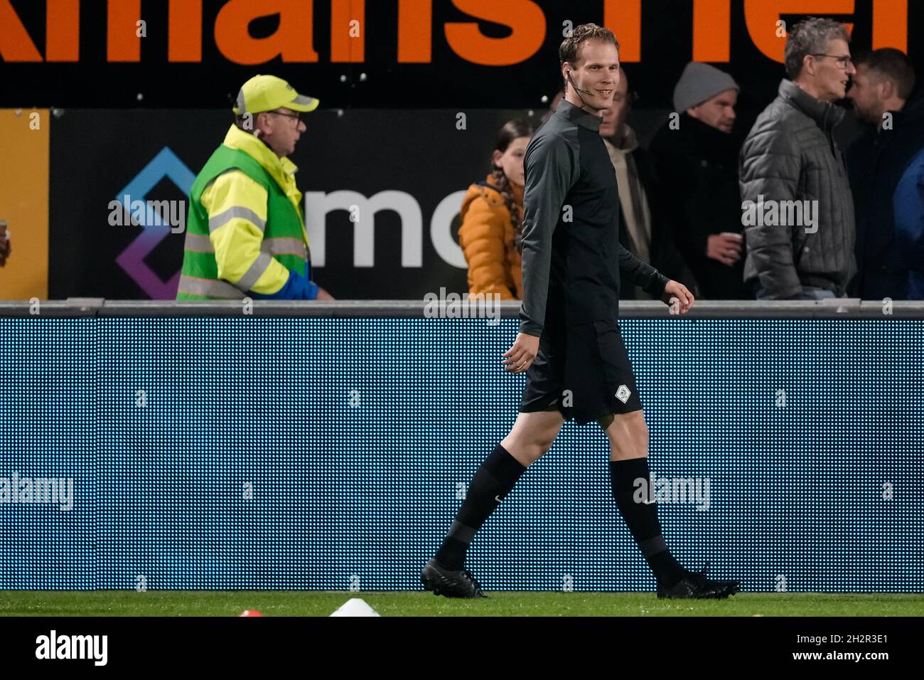 WAALWIJK, NIEDERLANDE - 23. OKTOBER: Assistenzschiedsrichter Sjoerd Nanninga während des niederländischen Eredivisie-Spiels zwischen RKC Waalwijk und Sparta Rotterdam am 23. Oktober 2021 im Mandemakers Stadion in Waalwijk, Niederlande (Foto: Geert van Erven/Orange Picts) Stockfoto