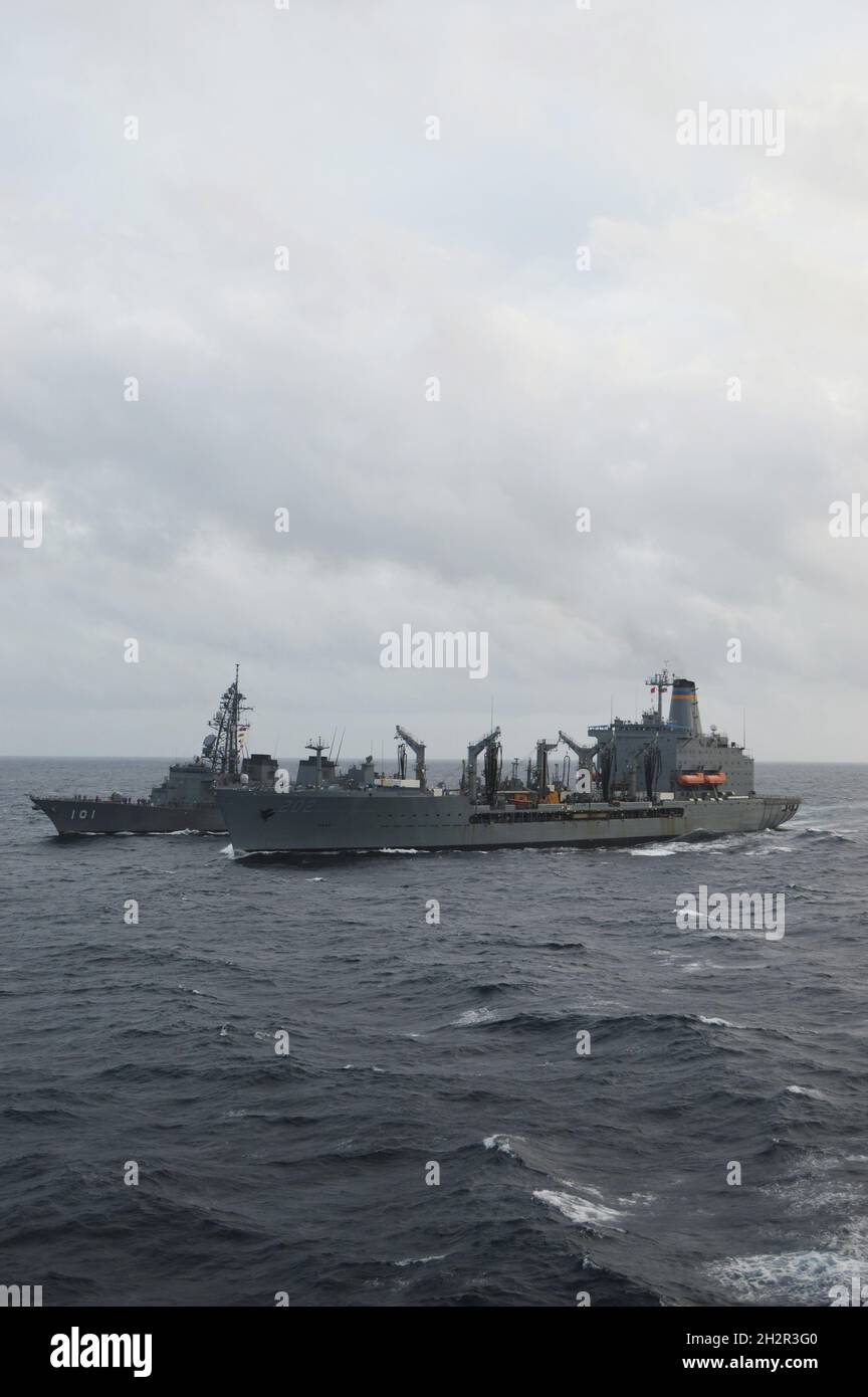211018-N-EF547-1006 BAY OF BENGAL (OKT 18, 2021) die japanische Maritime Self-Defense Force (JMSDF), der Zerstörer der Murashame-Klasse JS Murashame (DD 101), führt im Rahmen der Maritime Partnership Exercise (MPX), 18. Oktober 2021, mit dem Flottennachfüller der Henry J. Kaiser-Klasse USNS Yukon (T-AO 202) eine Aufstockung auf See durch. MPX 2021 ist eine multilaterale maritime Übung zwischen der Royal Australian Navy, der Japan Maritime Self-Defense Force, der britischen Royal Navy und den US-Seestreitkräften, die sich auf Zusammenarbeit, Interoperabilität und regionale Sicherheit und Stabilität im Indo-Pazifik konzentriert und ein Beispiel für das Endurin ist Stockfoto