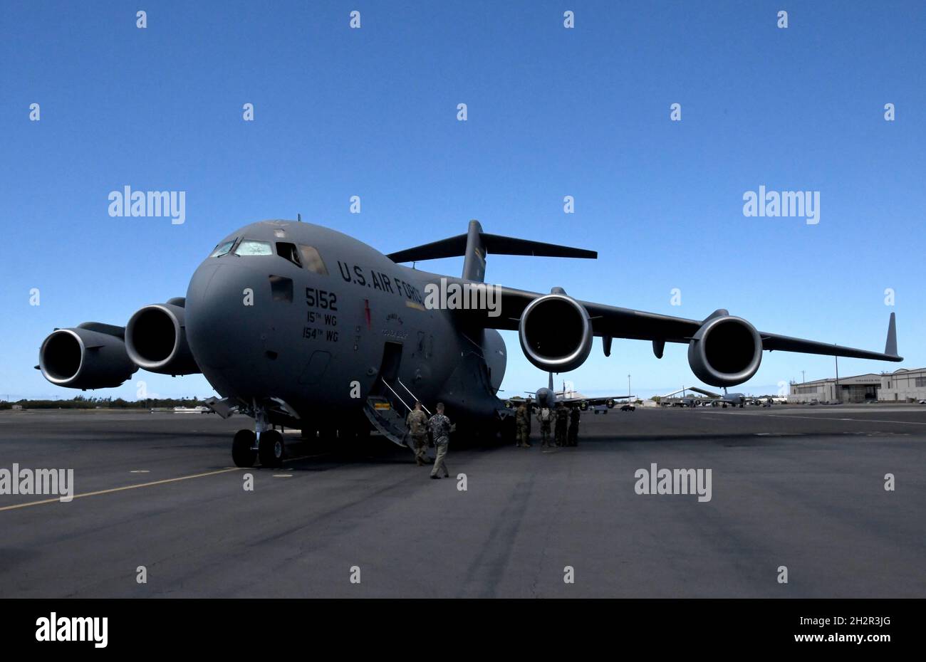 Mitglieder der französischen Luft- und Raumfahrtstreitkräfte verbrachten am 29. Juni einen Vormittag mit dem 735. Air Mobility Squadron auf der Joint Base Pearl Harbor Hickam, Hawaii. Flieger aus dem Geschwader boten während des Besuchs eine Führung durch einen C-17 Globemaster an. Stockfoto