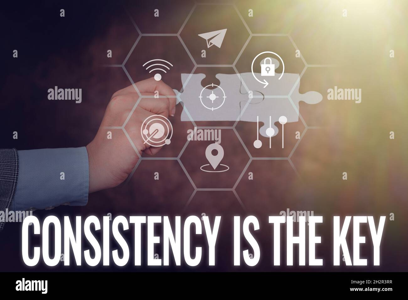 Das Zeichen, das Konsistenz anzeigt, ist der Schlüssel. Geschäftskonzept durch Brechen schlechte Gewohnheiten und Formung gute Hand Halten Puzzle Stück Entsperren Neu Stockfoto