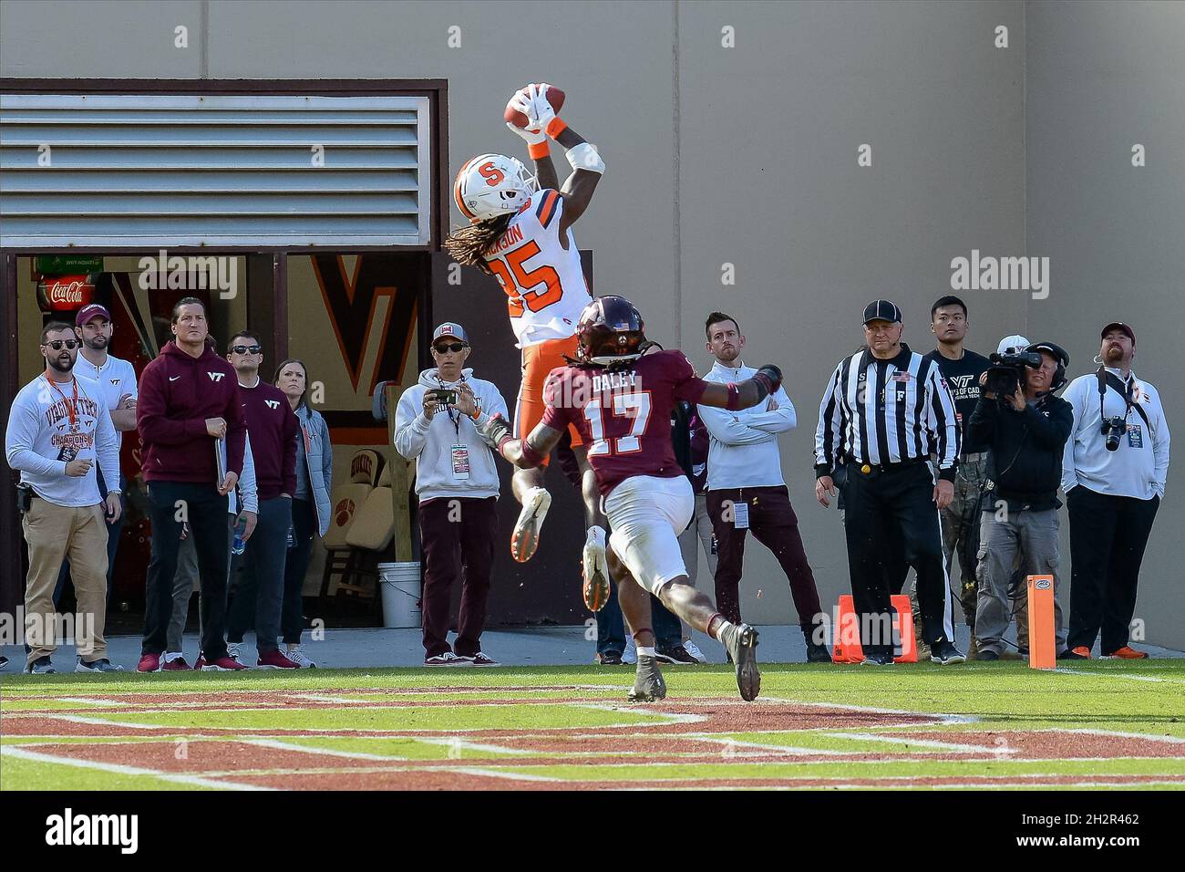 Blacksburg, Virginia, USA. Oktober 2021. Devaughn Cooper (25), ein Breitempfänger von Syracuse Orange, ertappt einen Touchdown während eines NCAA-Fußballspiels zwischen den Syracuse Orange und den Virginia Tech Hokies im Lane Stadium in Blacksburg, Virginia. Brian Bishop/CSM/Alamy Live News Stockfoto