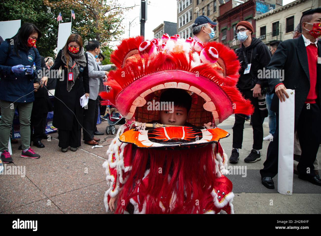 New York, Usa. Oktober 2021. Ein Drachendarsteller posiert als Mayoral-Kandidat für Fotos, Eric Adams tourt und Kampagnen in Chinatown für Get Out the Vote Rallye. Kredit: SOPA Images Limited/Alamy Live Nachrichten Stockfoto