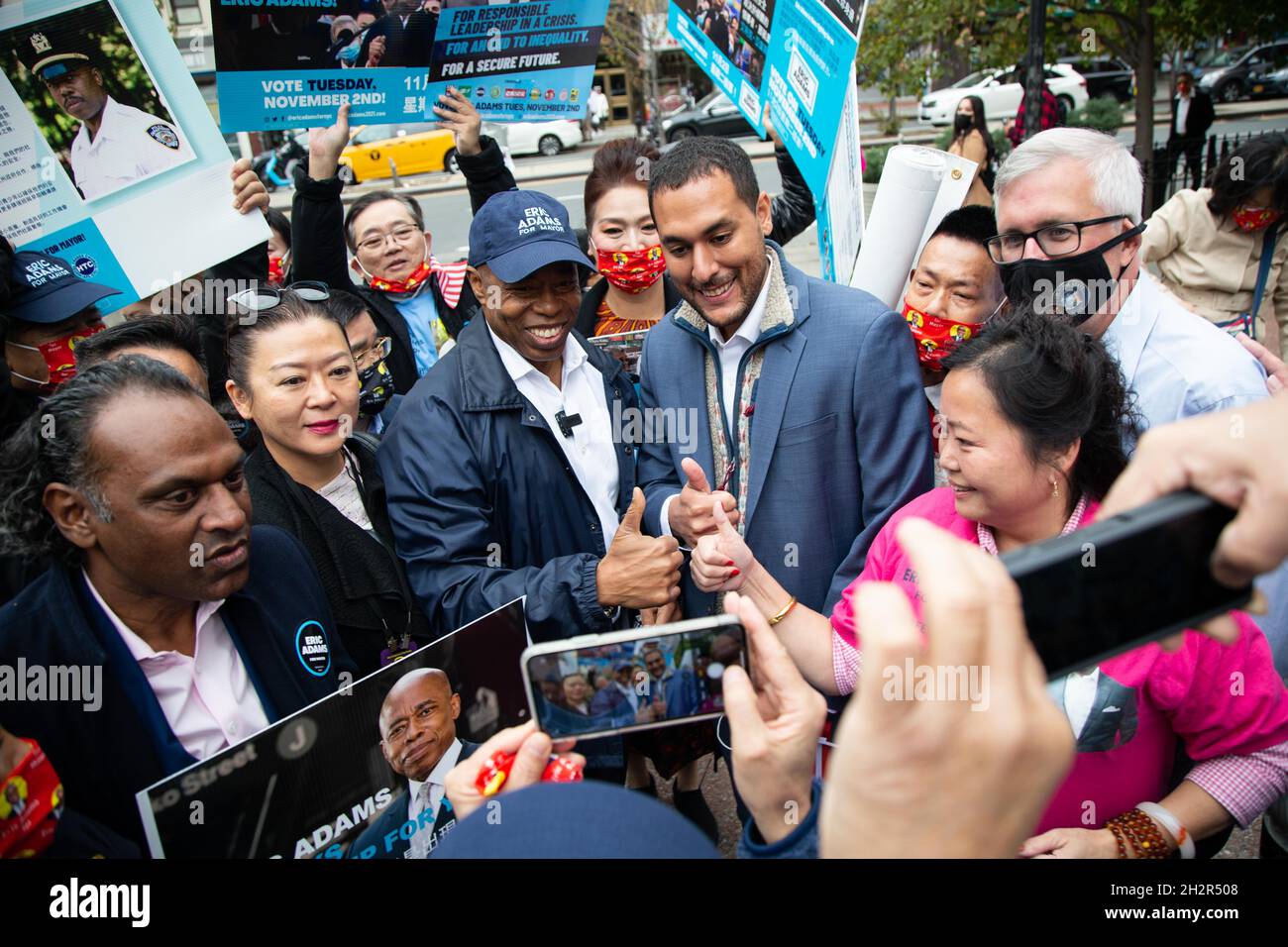 New York, Usa. Oktober 2021. Der Bürgermeister-Kandidat Eric Adams posiert für Fotos mit Fans, während er in Chinatown Touren und Kampagnen für die Wahlkampfveranstaltung „Get Out the Vote“ macht. Kredit: SOPA Images Limited/Alamy Live Nachrichten Stockfoto