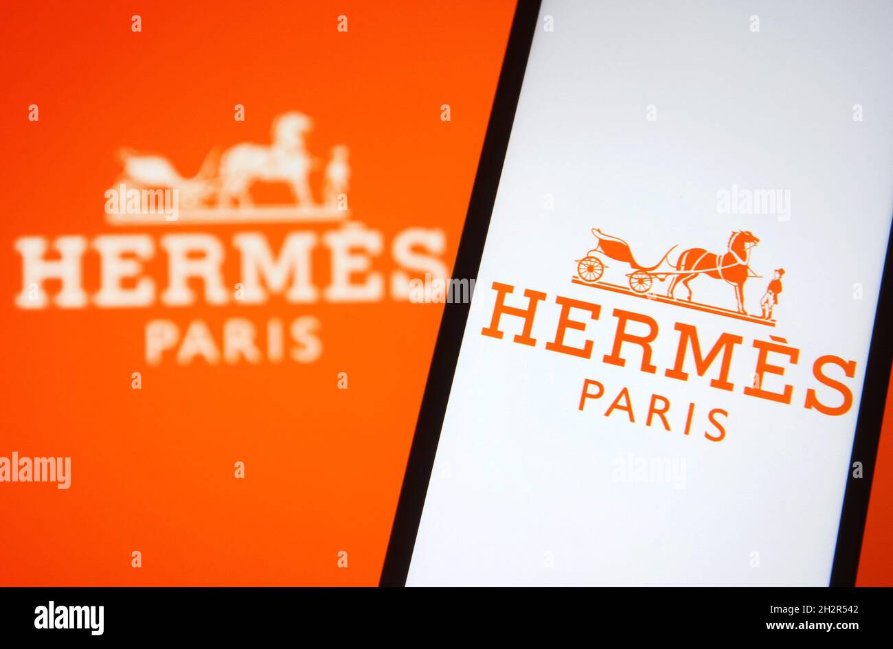 Ukraine. Oktober 2021. In dieser Abbildung ist das Logo der Hermes International S.A. auf einem Smartphone und einem pc-Bildschirm zu sehen. (Foto von Pavlo Gonchar/SOPA Images/Sipa USA) Quelle: SIPA USA/Alamy Live News Stockfoto