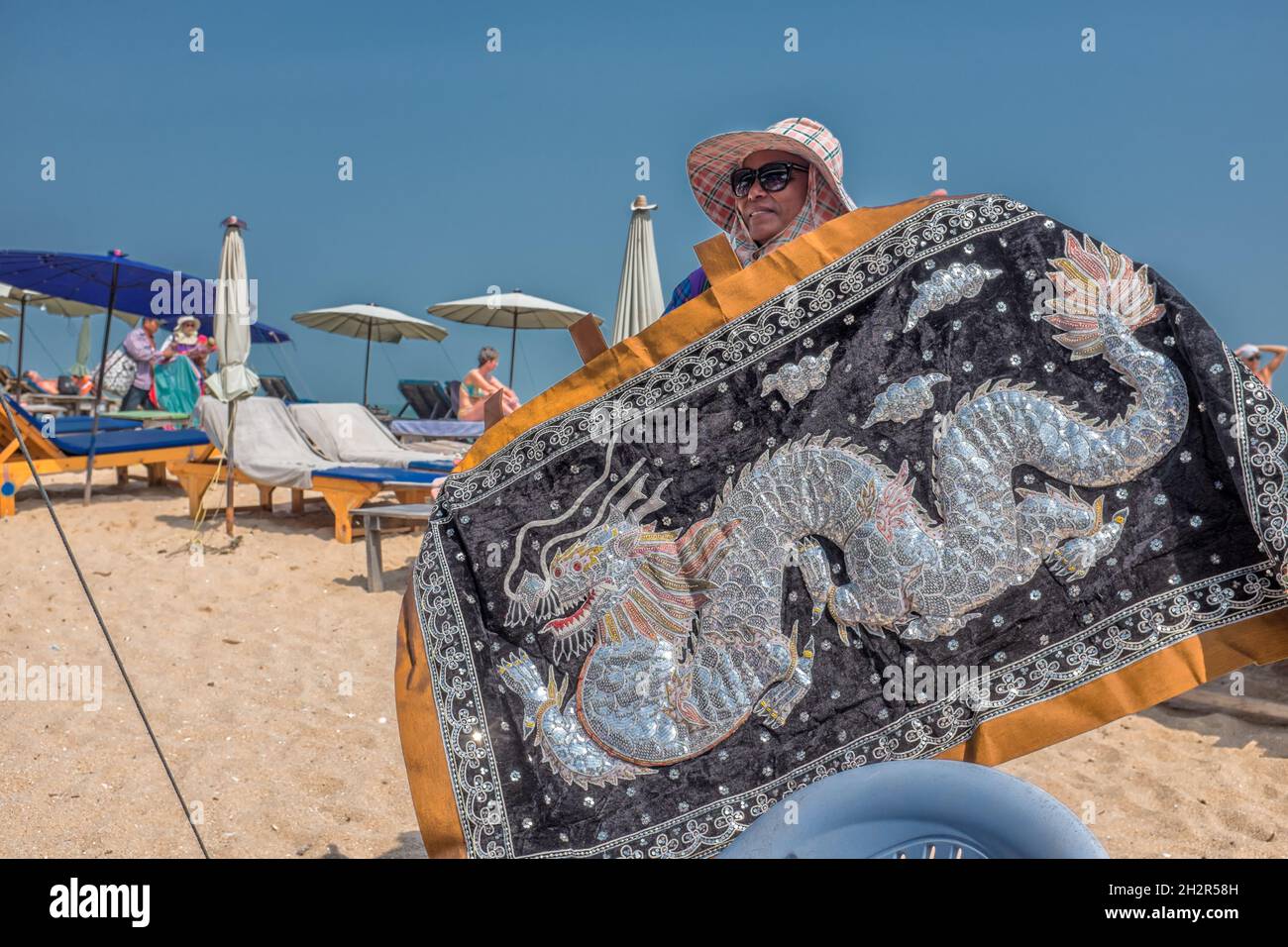 Strandverkäufer, der Wanddekoration in Hua hin verkauft. Hua hin ist eines der beliebtesten Reiseziele in Thailand. Stockfoto