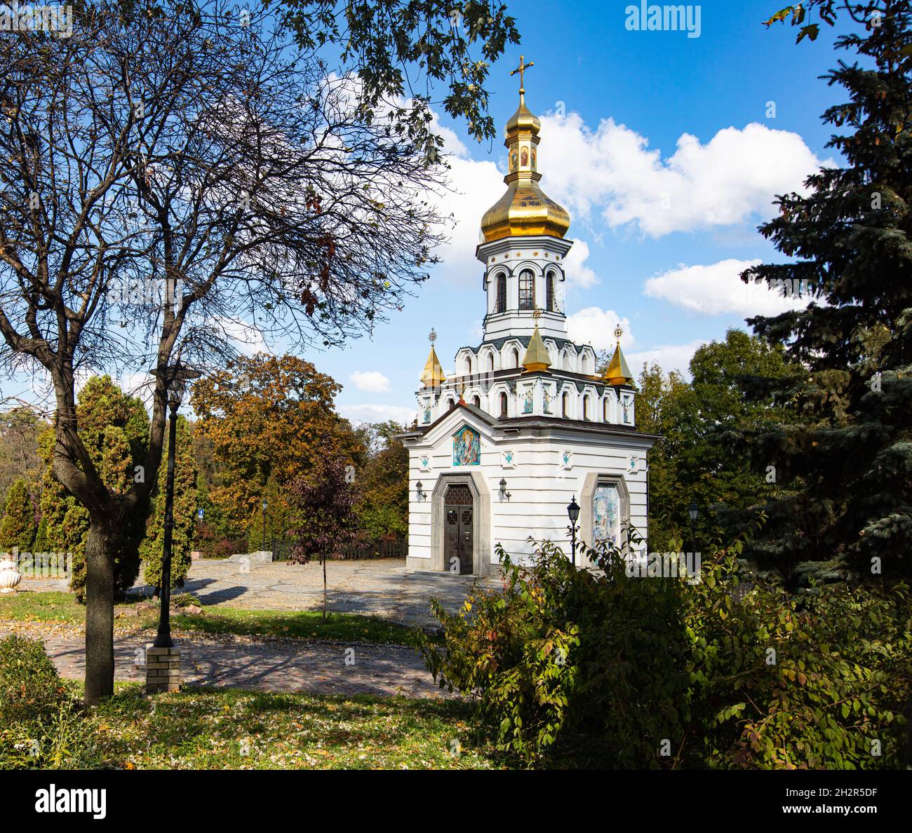 Kiew, Ukraine - 6. Oktober 2021: Andreaskapelle im Askold-Grabpark in Kiew Stockfoto