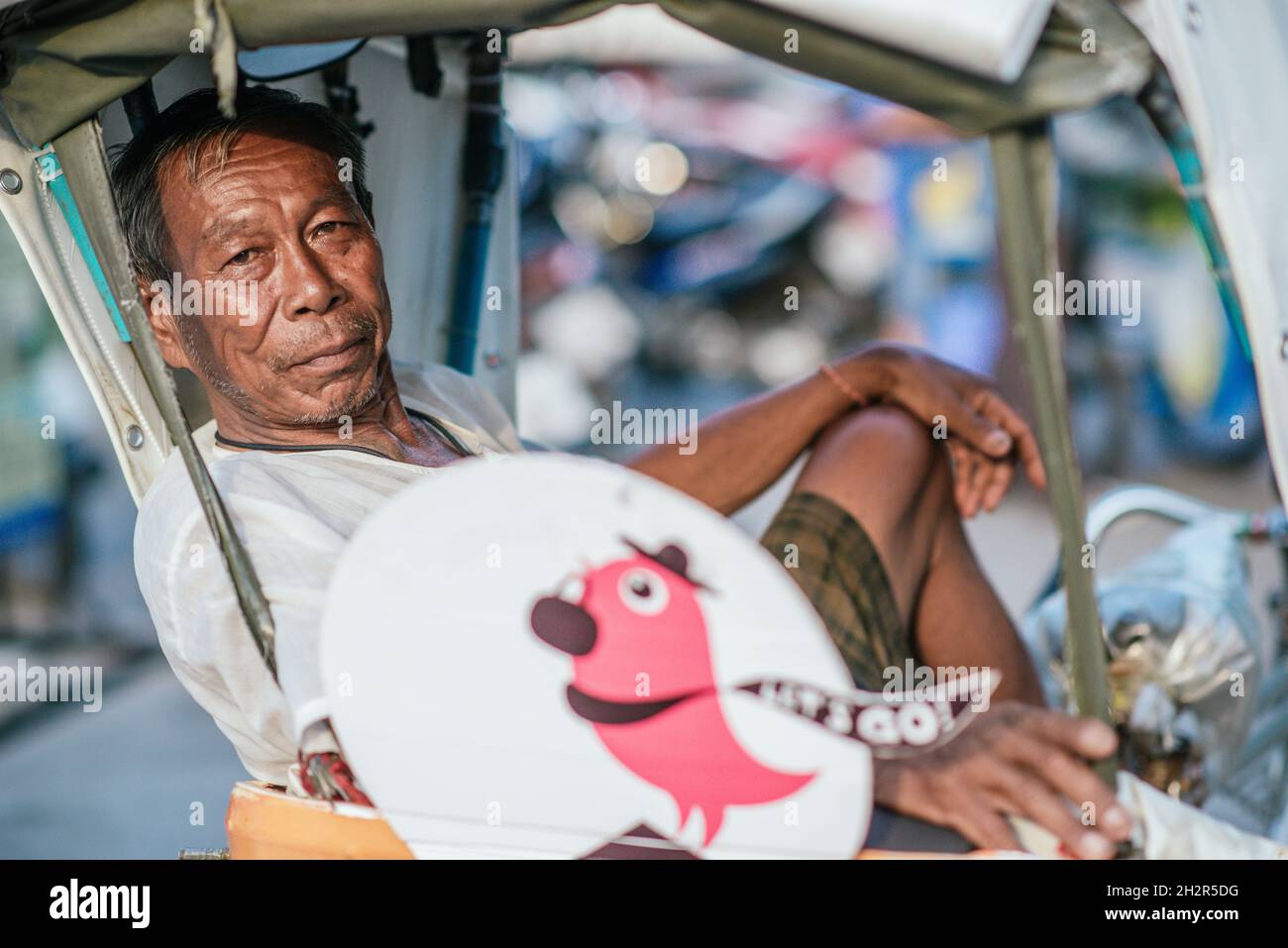 Rikscha-Fahrer bei einer Pause in Hua hin. Dies ist ein altes Fischerdorf, das zu einem der beliebtesten Reiseziele in Thailand wurde. Stockfoto