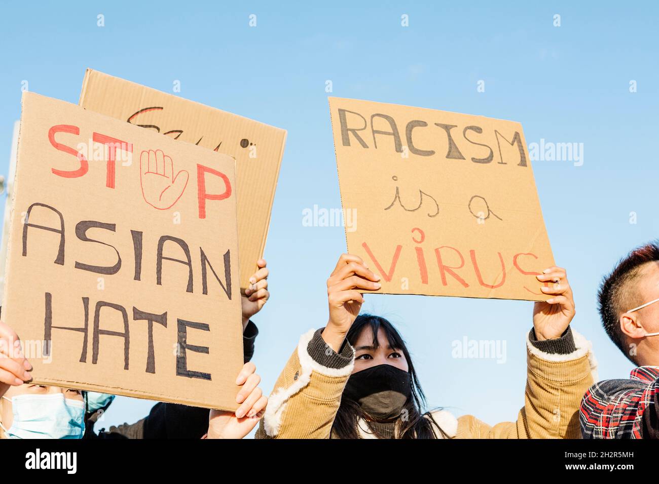 Eine Gruppe multirassischer Menschen protestiert auf der Straße gegen Rassismus Stockfoto