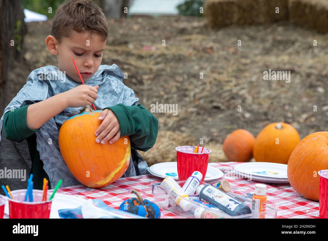 Detroit, Michigan, USA. Oktober 2021. Das Oktoberfest in Morningside bot Kürbismalereien und andere Aktivitäten für Kinder an. Kredit: Jim West/Alamy Live Nachrichten Stockfoto