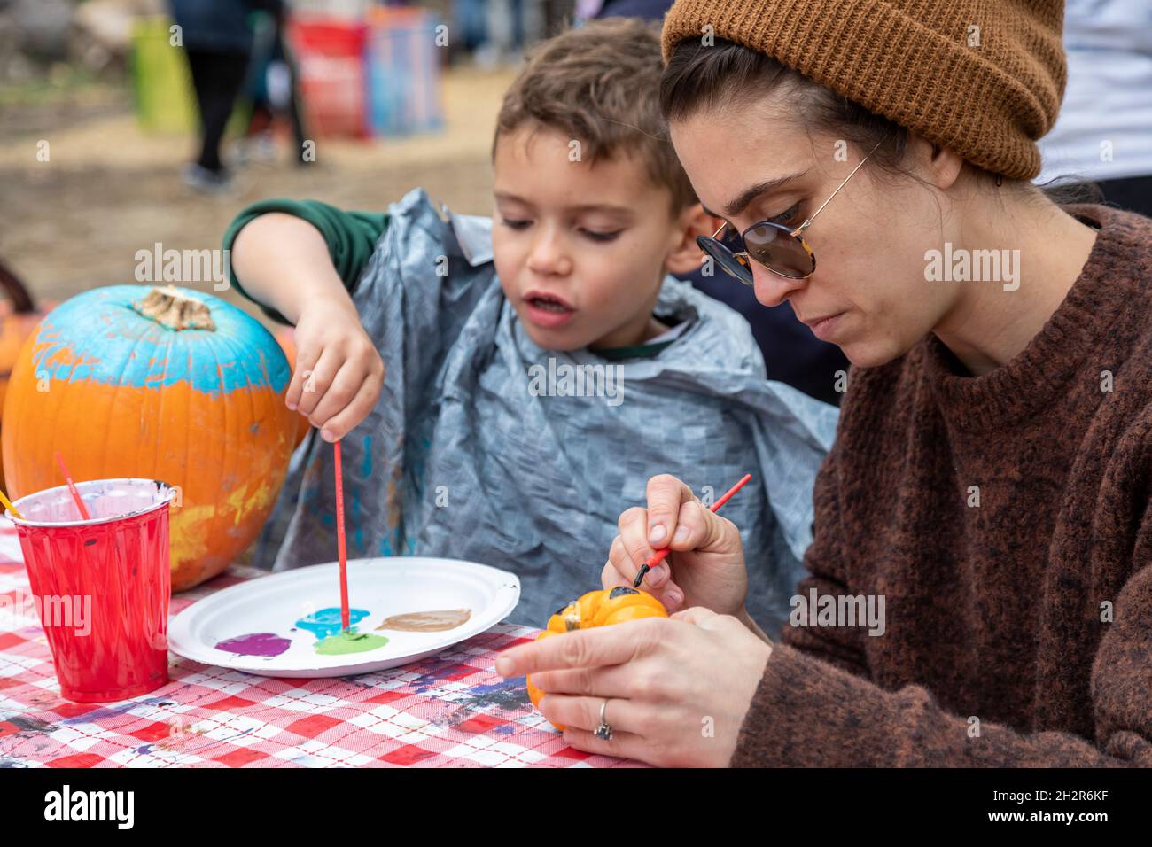 Detroit, Michigan, USA. Oktober 2021. Das Oktoberfest in Morningside bot Kürbismalereien und andere Aktivitäten für Kinder und Erwachsene an. Kredit: Jim West/Alamy Live Nachrichten Stockfoto