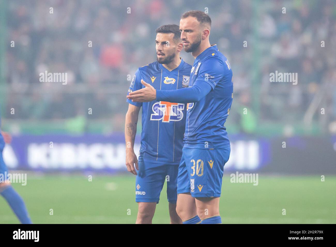 Warschau, Polen. Oktober 2021. Dani Ramirez und Nika Kvekveskiri aus Lech in Aktion beim Spiel der polnischen PKO Ekstraklasa League zwischen Legia Warszawa und Lech Poznan im Marschall Jozef Pilsudski Legia Warsaw Municipal Stadium. Endstand; Legia Warszawa 0:1 Lech Poznan. (Foto von Mikolaj Barbanell/SOPA Images/Sipa USA) Quelle: SIPA USA/Alamy Live News Stockfoto